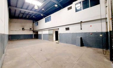 ALQUILER GALERA CON OFICINAS FRENTE AL METRO EN LAS MAÑANITAS