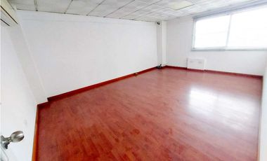 ALQUILER GALERA CON OFICINAS FRENTE AL METRO EN LAS MAÑANITAS