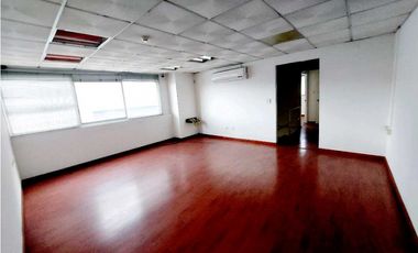 ALQUILER GALERA CON OFICINAS FRENTE AL METRO EN LAS MAÑANITAS