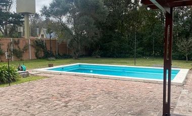 Venta Casa 3 Dormitorios. Parque - Pileta. Cochera