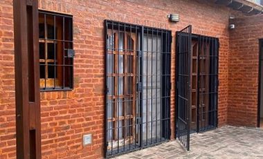 Venta Casa 3 Dormitorios. Parque - Pileta. Cochera