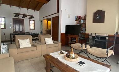 Venta Casa 3 Dormitorios. Parque - Pileta. Cochera