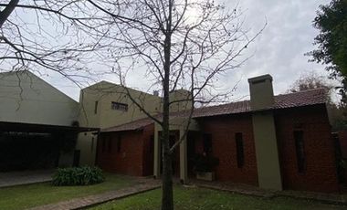Venta Casa 3 Dormitorios. Parque - Pileta. Cochera