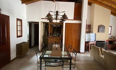 Venta Casa 3 Dormitorios. Parque - Pileta. Cochera