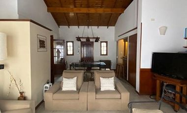 Venta Casa 3 Dormitorios. Parque - Pileta. Cochera