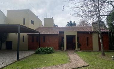 Venta Casa 3 Dormitorios. Parque - Pileta. Cochera