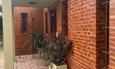 Venta Casa 3 Dormitorios. Parque - Pileta. Cochera