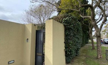 Venta Casa 3 Dormitorios. Parque - Pileta. Cochera