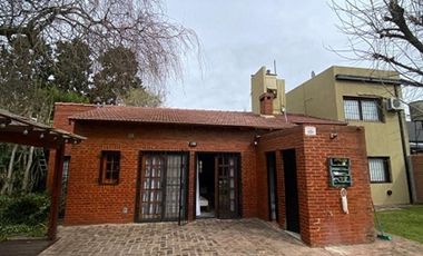 Venta Casa 3 Dormitorios. Parque - Pileta. Cochera