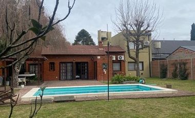 Venta Casa 3 Dormitorios. Parque - Pileta. Cochera