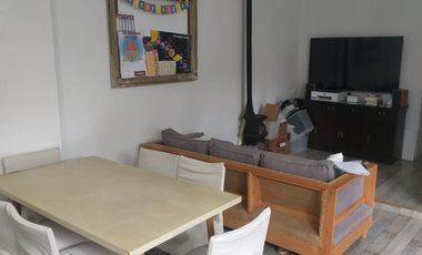 VENTA 2 CASAS EN UN LOTE. COCHERA/JARDIN/PARRILLA