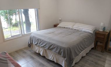 VENTA 2 CASAS EN UN LOTE. COCHERA/JARDIN/PARRILLA