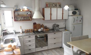 VENTA 2 CASAS EN UN LOTE. COCHERA/JARDIN/PARRILLA