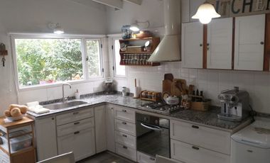 VENTA 2 CASAS EN UN LOTE. COCHERA/JARDIN/PARRILLA
