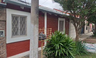 VENTA 2 CASAS EN UN LOTE. COCHERA/JARDIN/PARRILLA