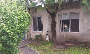VENTA 2 CASAS EN UN LOTE. COCHERA/JARDIN/PARRILLA