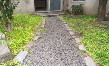 VENTA 2 CASAS EN UN LOTE. COCHERA/JARDIN/PARRILLA