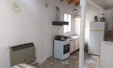 VENTA 2 CASAS EN UN LOTE. COCHERA/JARDIN/PARRILLA