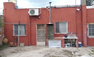 VENTA 2 CASAS EN UN LOTE. COCHERA/JARDIN/PARRILLA