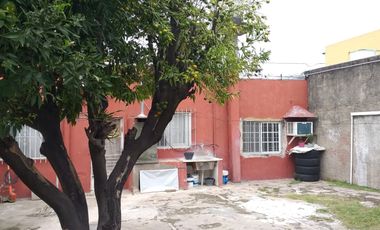 VENTA 2 CASAS EN UN LOTE. COCHERA/JARDIN/PARRILLA