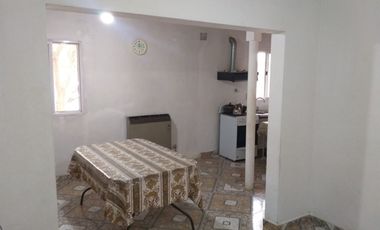 VENTA 2 CASAS EN UN LOTE. COCHERA/JARDIN/PARRILLA