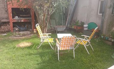 VENTA 2 CASAS EN UN LOTE. COCHERA/JARDIN/PARRILLA