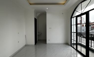 Rumah Modern Classic dalam Townhouse Lebak Bulus Jakarta Selatan