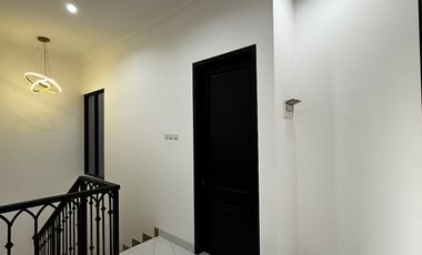 Rumah Modern Classic dalam Townhouse Lebak Bulus Jakarta Selatan