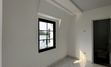 Rumah Modern Classic dalam Townhouse Lebak Bulus Jakarta Selatan