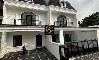Rumah Modern Classic dalam Townhouse Lebak Bulus Jakarta Selatan