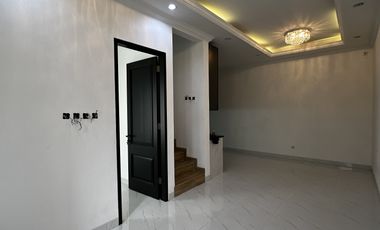 Rumah Modern Classic dalam Townhouse Lebak Bulus Jakarta Selatan