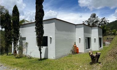 Venta de Hermosa Casa en Alto del Escobero en Unidad Cerrada