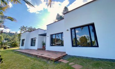Venta de Hermosa Casa en Alto del Escobero en Unidad Cerrada