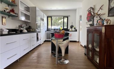 Venta de Hermosa Casa en Alto del Escobero en Unidad Cerrada