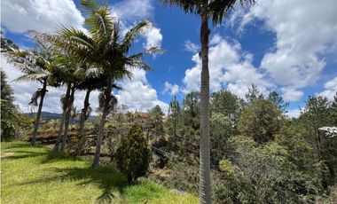 Venta de Hermosa Casa en Alto del Escobero en Unidad Cerrada