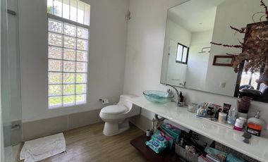 Venta de Hermosa Casa en Alto del Escobero en Unidad Cerrada