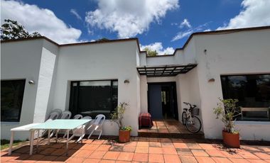 Venta de Hermosa Casa en Alto del Escobero en Unidad Cerrada