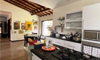Venta de Hermosa Casa en Alto del Escobero en Unidad Cerrada