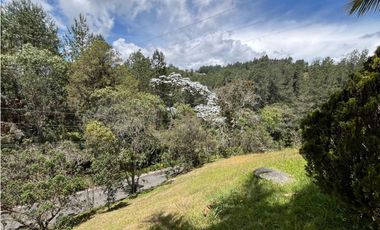 Venta de Hermosa Casa en Alto del Escobero en Unidad Cerrada