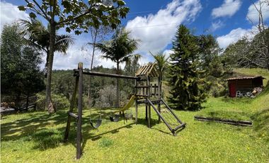 Venta de Hermosa Casa en Alto del Escobero en Unidad Cerrada