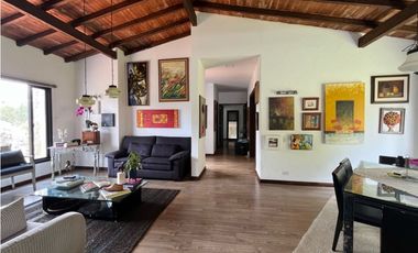 Venta de Hermosa Casa en Alto del Escobero en Unidad Cerrada