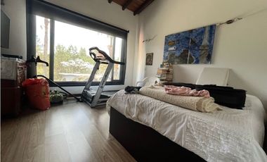 Venta de Hermosa Casa en Alto del Escobero en Unidad Cerrada