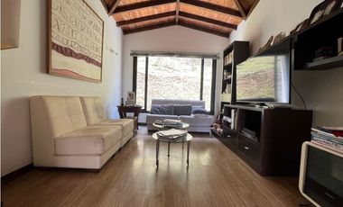 Venta de Hermosa Casa en Alto del Escobero en Unidad Cerrada