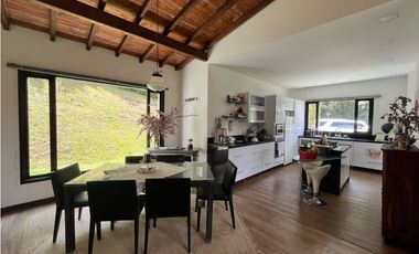 Venta de Hermosa Casa en Alto del Escobero en Unidad Cerrada
