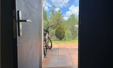 Venta de Hermosa Casa en Alto del Escobero en Unidad Cerrada