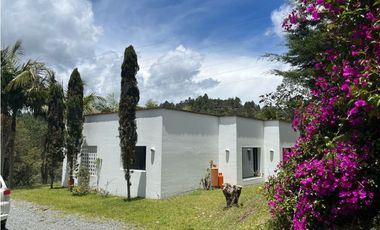 Venta de Hermosa Casa en Alto del Escobero en Unidad Cerrada