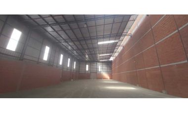 Alquilo bodega 1.190 m2 en Via Daule