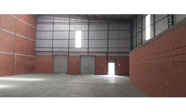 Alquilo bodega 1.190 m2 en Via Daule