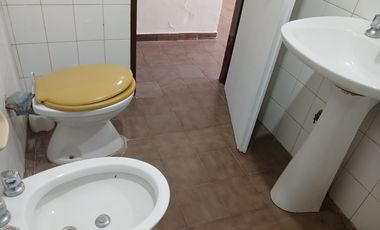 Alquiler dto. 2 amb 1r. piso fte. p/escalera