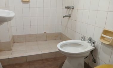 Alquiler dto. 2 amb 1r. piso fte. p/escalera